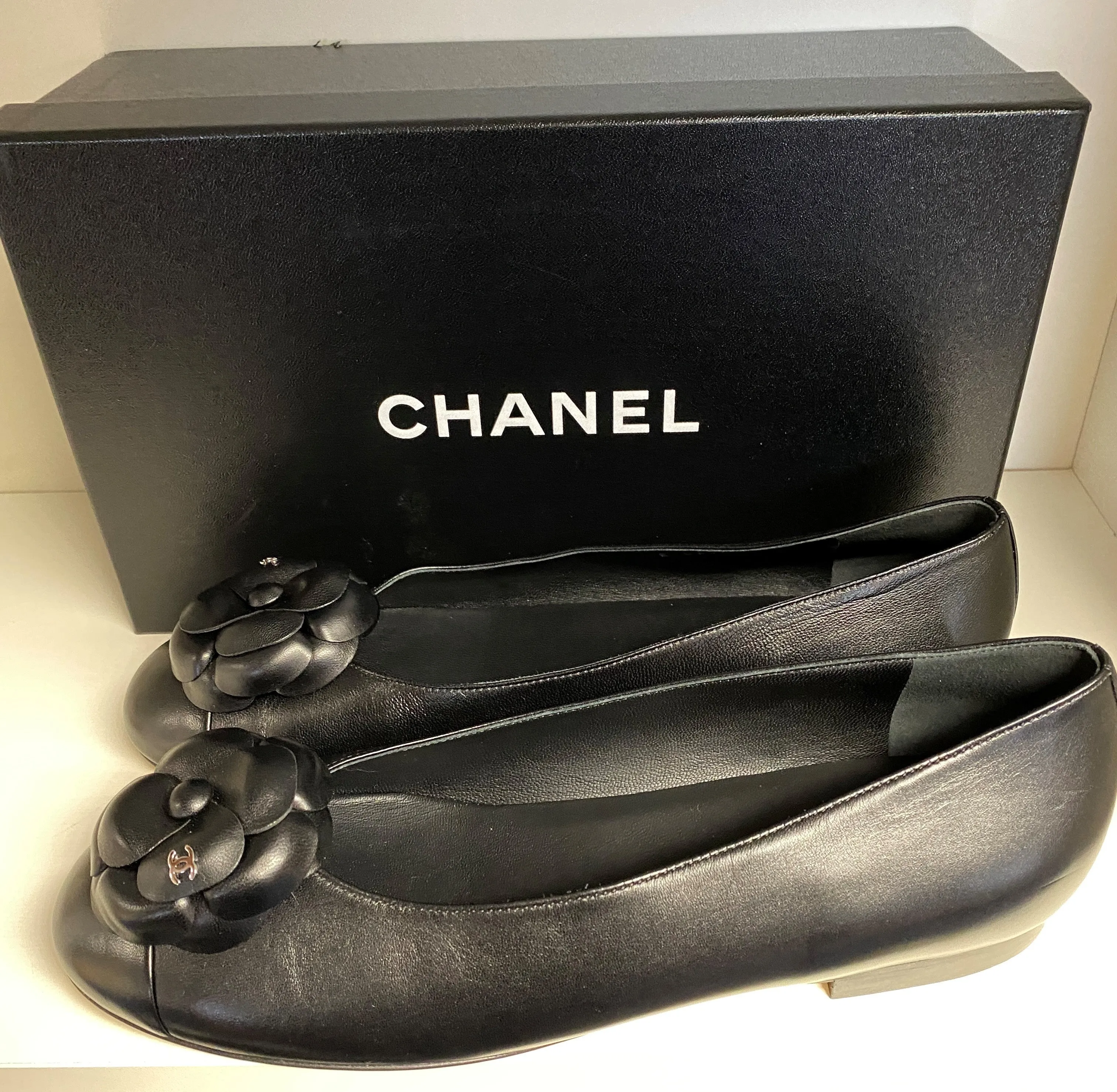 CHANEL BLACK LEATHER CC CAMELLIA FLATS / BALLERINAS SIZE 40 - NEW