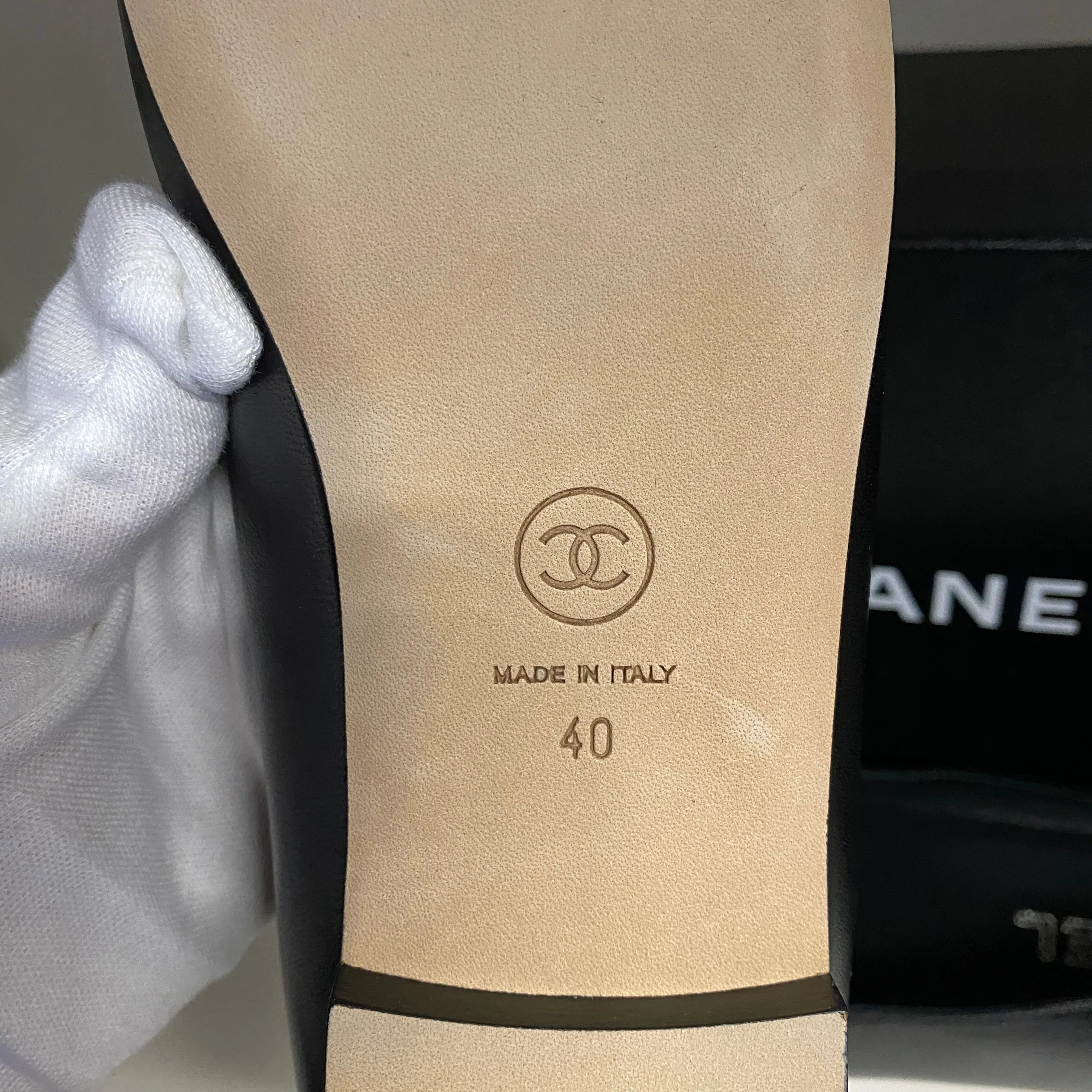 CHANEL BLACK LEATHER CC CAMELLIA FLATS / BALLERINAS SIZE 40 - NEW