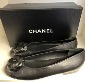 CHANEL BLACK LEATHER CC CAMELLIA FLATS / BALLERINAS SIZE 40 - NEW