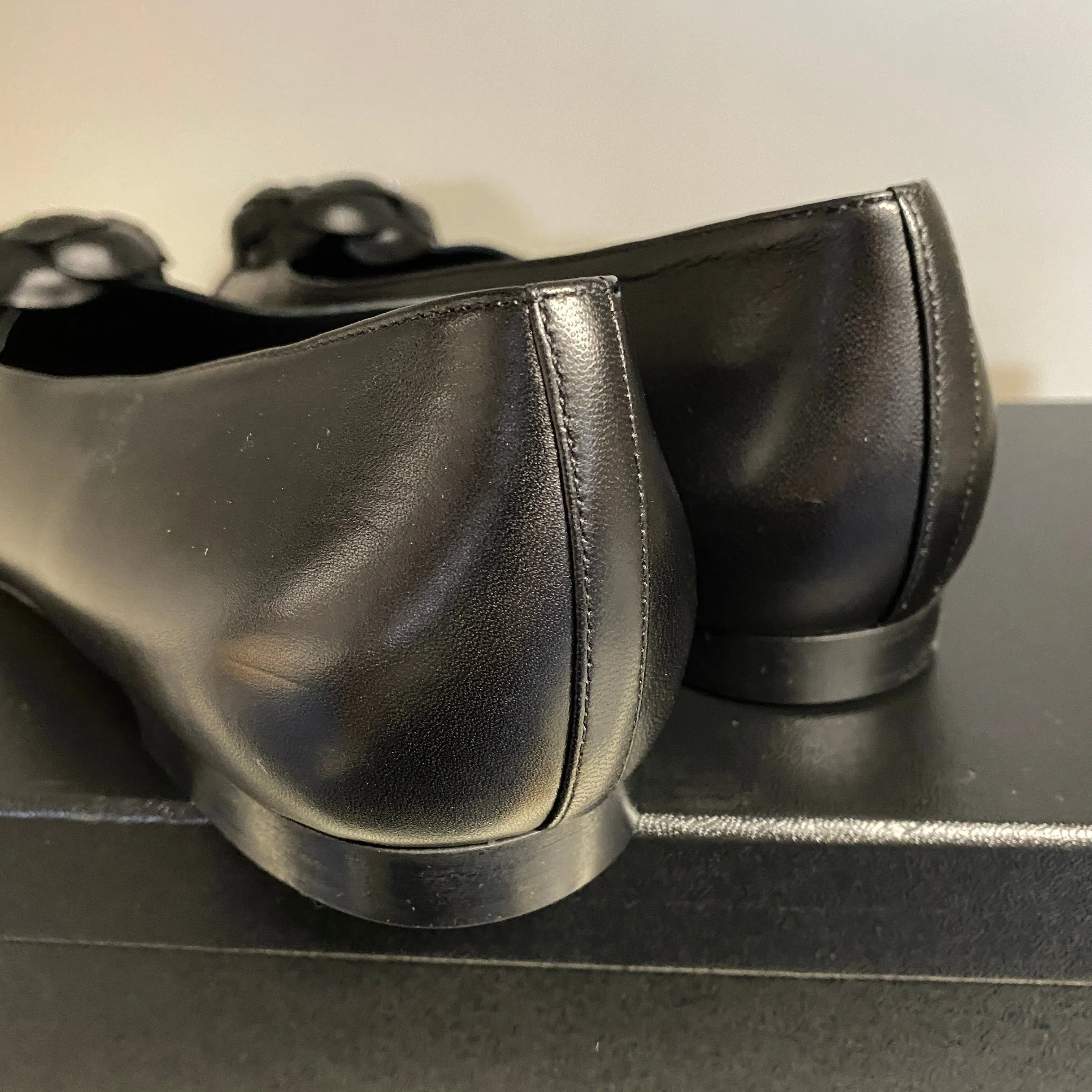 CHANEL BLACK LEATHER CC CAMELLIA FLATS / BALLERINAS SIZE 40 - NEW