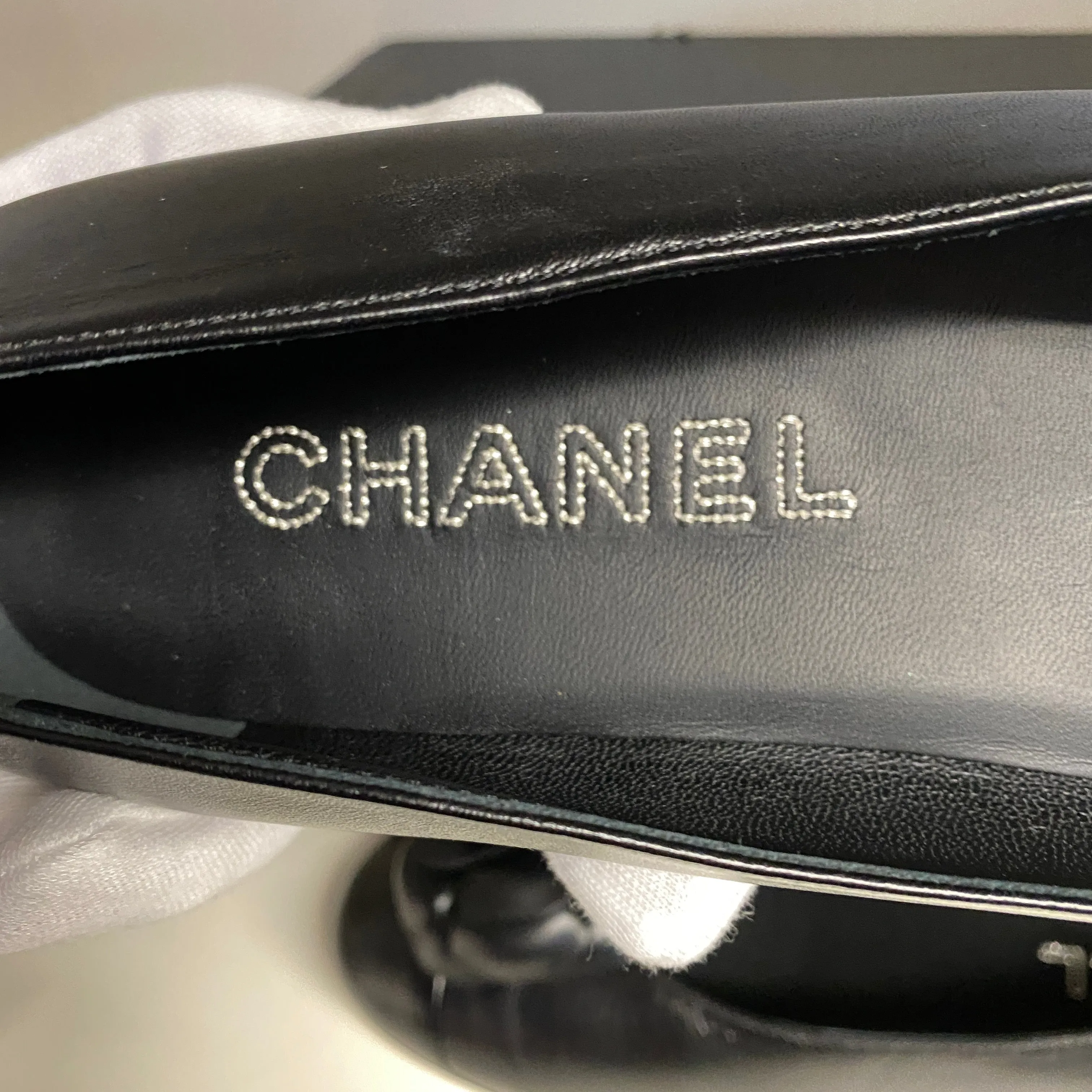 CHANEL BLACK LEATHER CC CAMELLIA FLATS / BALLERINAS SIZE 40 - NEW