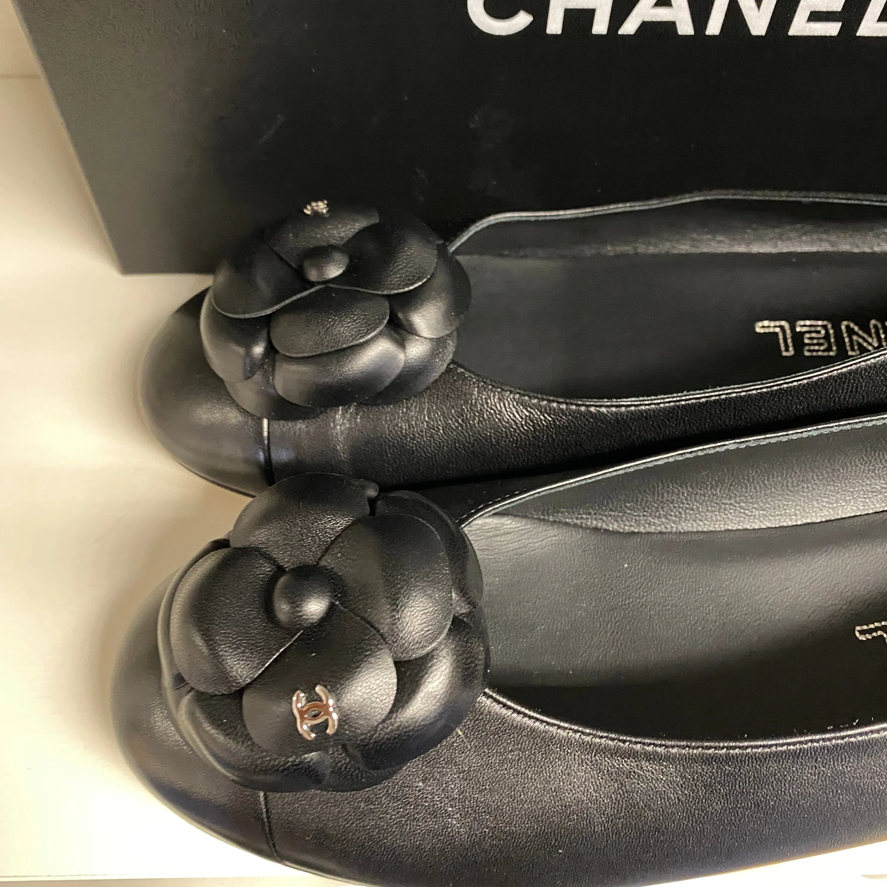 CHANEL BLACK LEATHER CC CAMELLIA FLATS / BALLERINAS SIZE 40 - NEW