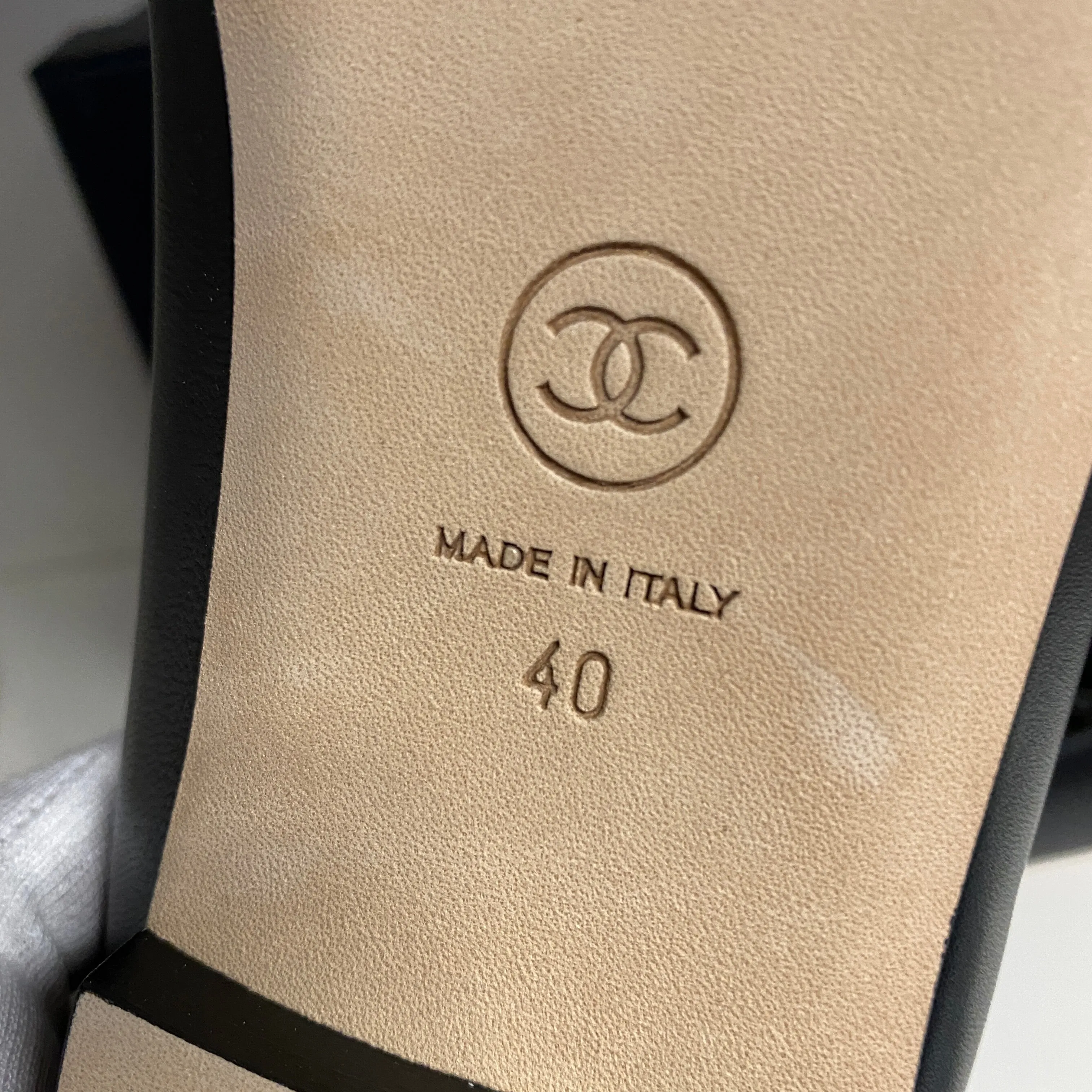 CHANEL BLACK LEATHER CC CAMELLIA FLATS / BALLERINAS SIZE 40 - NEW