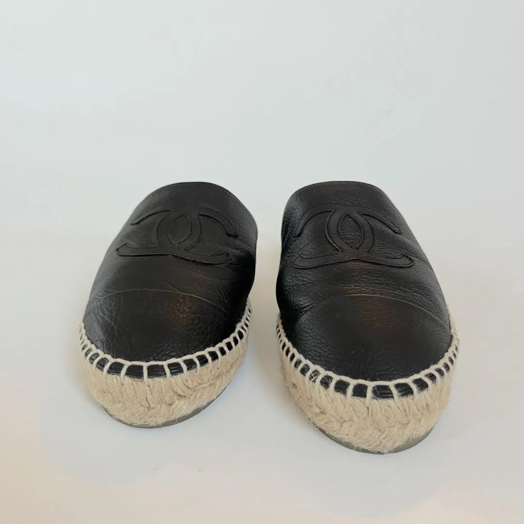 Chanel black leather mule espadrille flats , 37